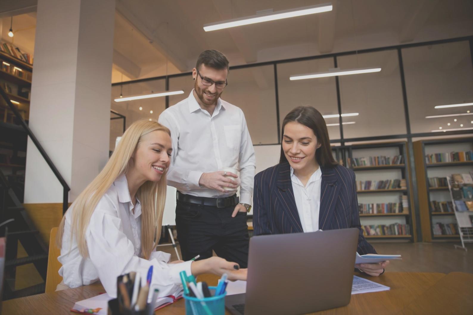 Calculadora financiera con documentos contables sobre mesa de trabajo
